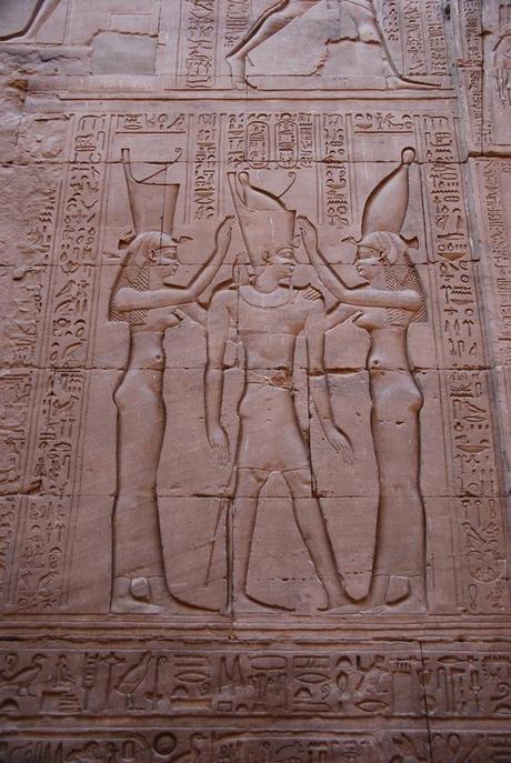 20_Kroenung-des-Pharao-als-Relief-im-Horus-Tempel-Edfu-Aegypten-Nil-Nilkreuzfahrt