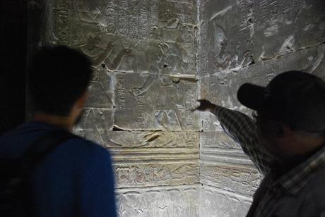 19_Tourguide-am-Relief-im-Horus-Tempel-Edfu-Aegypten-Nil-Nilkreuzfahrt