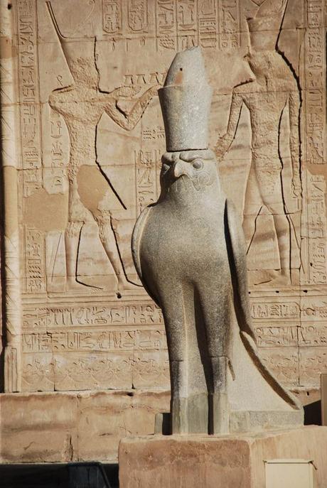 10_Steinfalke-am-Horus-Tempel-Edfu-Aegypten-Nil-Nilkreuzfahrt
