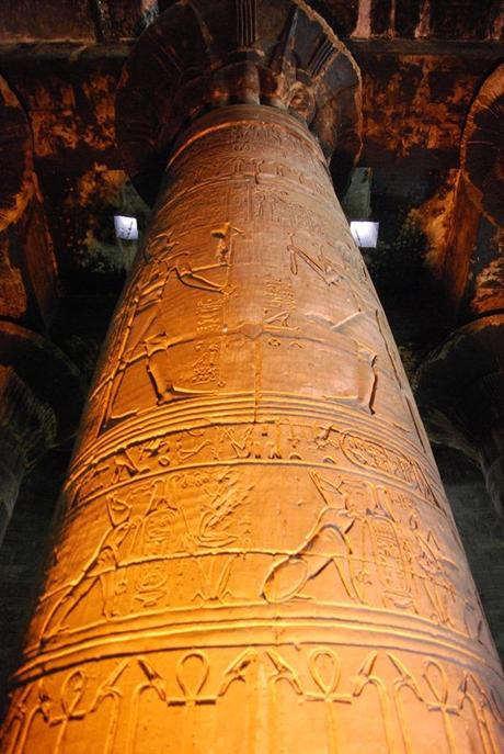 14_Sauele-Horus-Tempel-Edfu-Aegypten-Nil-Nilkreuzfahrt