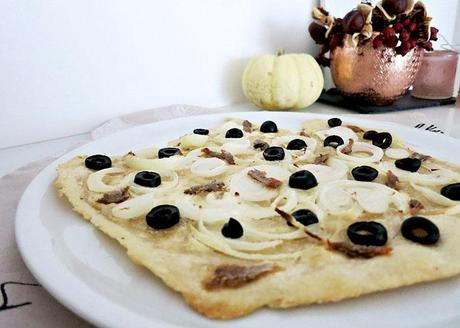 Flammkuchen mit Oliven und Sardellen