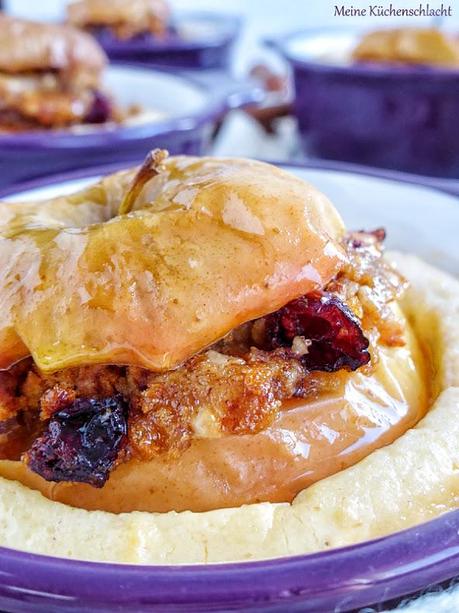 Mit Cranberry, Honigkuchen & Nuss gefüllte Bratäpfel im Lebkuchen-Käsekuchen Bett