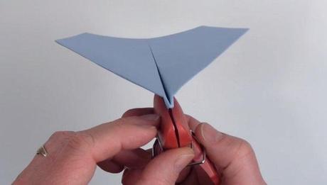 So faltet man den Weltrekord Papierflieger