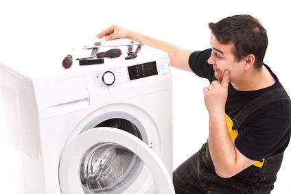 Heimwerker versucht Waschmaschine anzuschliessen