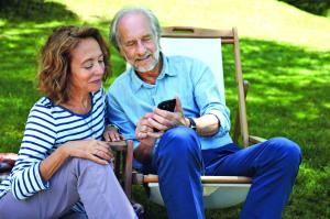 Immer mehr Hersteller bieten Smartphones speziell für Senioren an