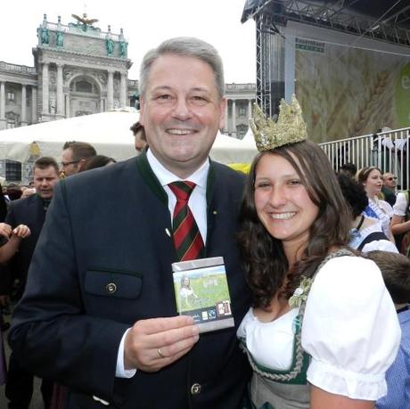 Heukönigin Lorena beim Erntedankfest in Wien 2014 schenkte Minister Andrä Rupprechter die Bio-Heumilch-Schokolade