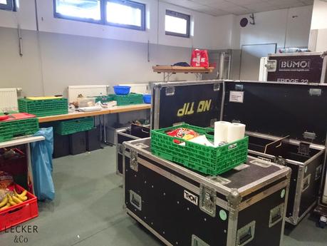 Catering-Praktikantin für einen Tag oder Kochen für Billy Idol und ein Paprika-Schneide-Hack Catering-Praktikantin für einen Tag oder Kochen für Billy Idol und ein Paprika-Schneide-Hack
