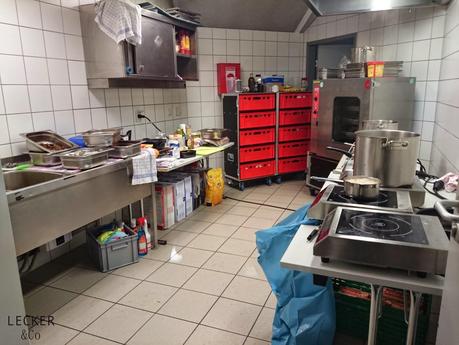 Catering-Praktikantin für einen Tag oder Kochen für Billy Idol und ein Paprika-Schneide-Hack Catering-Praktikantin für einen Tag oder Kochen für Billy Idol und ein Paprika-Schneide-Hack