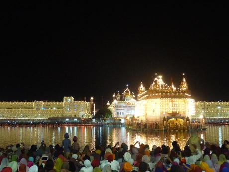 Amritsar Goldener Tempel night
