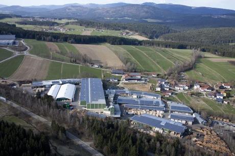 Photovoltaik-Anlage von E.ON nutzt zum Beispiel die Firma Holz Schiller (Oberpfalz, Bayern)