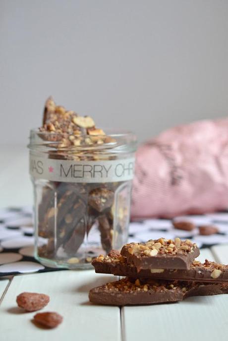 Selbstgemachte Schokolade mit gebrannten Mandeln als Weihnachtsgeschenk aus der Küche