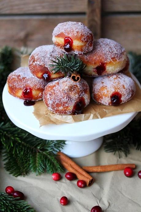 Weihnachtliche Lebkuchen-Krapfen mit Cranberry-Zimt-Füllung