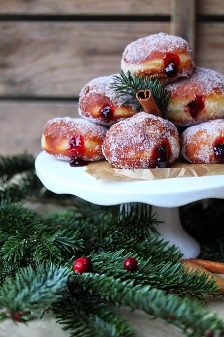 Weihnachtliche Lebkuchen-Krapfen mit Cranberry-Zimt-Füllung