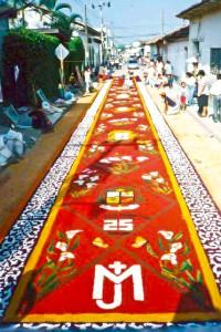 Die bunten Teppiche aus Sägemehl zieren die Straßen von Comayagua zu Ostern, © LeRoc, Wikimedia Commons