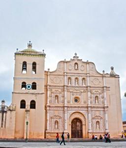 Die Fassade der Kathedrale  von Comayagua ist mit Heiligen verziert, © John Asselin, Wikimedia Commons