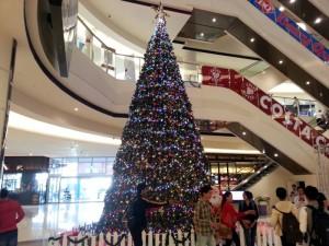 Weihnachtsbaum im AEON Einkaufzentrum in Phnom Penh.