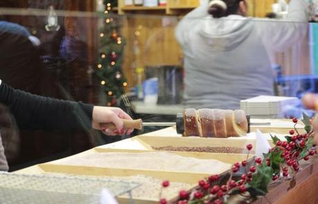 weihnachtsmarkt basel _ der stand mit den baumstriezln © Vivi D'Angelo foodfotografie muenchen