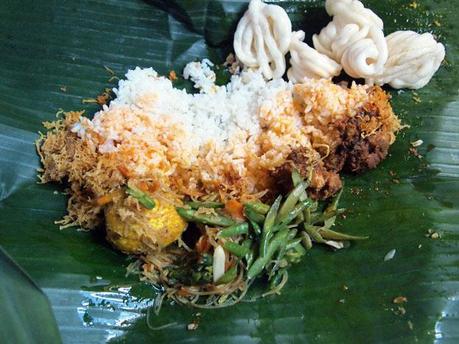 Lombok - Nasi Puyung serviert in Bananenblättern
