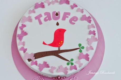 Eine Torte zur Taufe mit Schmetterlingen und Vogel Eine Torte zur Taufe mit Schmetterlingen und Vogel