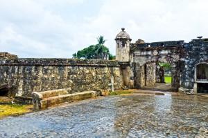 Die Mauern der San Jerónimo Festung in Portobelo sind von der Zeit und Kämpfen gezeichnet