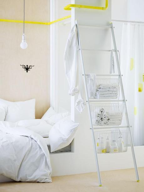 Ikea SPRUTT Leiterregal in weiss in weissem Schlafzimmer mit Neongelben Akzenten