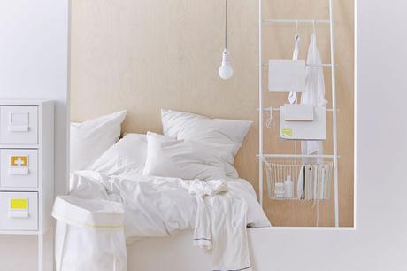 Ikea SPRUTT Kollektion Schlafzimmer mit weisser Bettwäsche  und neuem SPRUTT Regalsystem und Wäscheaufbewahrung