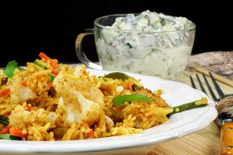 Indische Biryani-Reis-Pfanne mit Blumenkohl und Bohnen von Reishunger