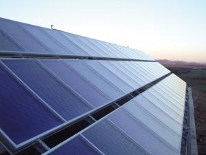 Solarthermie-Anlage auf einem Hoteldach
