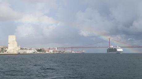 00_Royal-Caribbean-Kreuzfahrtschiff-Independence-of-the-Seas-beim-Auslaufen-Lissabon-Portugal-mit-Rainbow