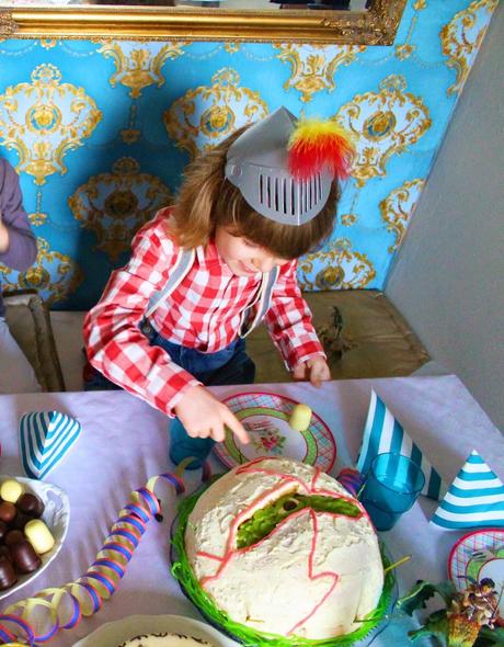 Geburtstags- Drachen- Ei- Torte für DUMMIES