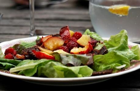 Health: Sommersalat mit Pumpernickel, Bacon, Nektarinen und Himbeervinaigrette