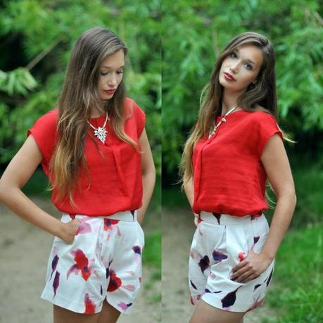 Erdbeerrotes Shirt & Klatschmohn-Print Shorts