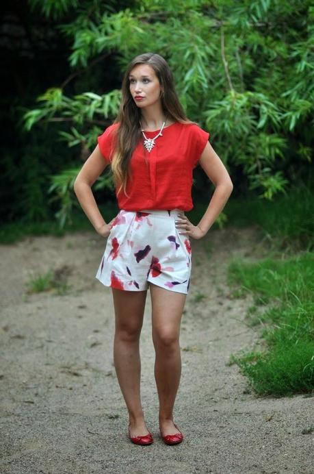 Erdbeerrotes Shirt & Klatschmohn-Print Shorts