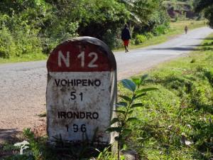 Meilenstein Ortsschild Strassenschild Ortsnamen Madagaskar Vohipeno Ivondro PRIORI Reisen