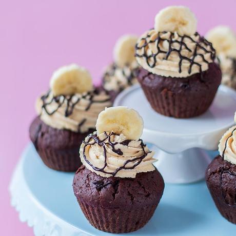 Bananenshake-Schokoladencupcakes mit Peanutbutter-Frosting
