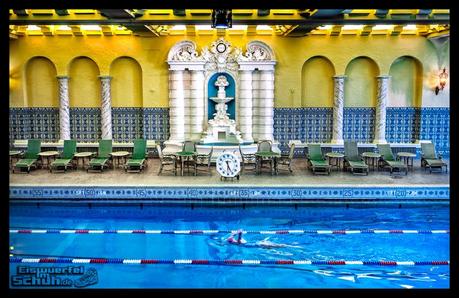 EISWUERFELIMSCHUH - Schwimm Geschichten Chicago InterContinental Pool Swimming Zoggs (1)