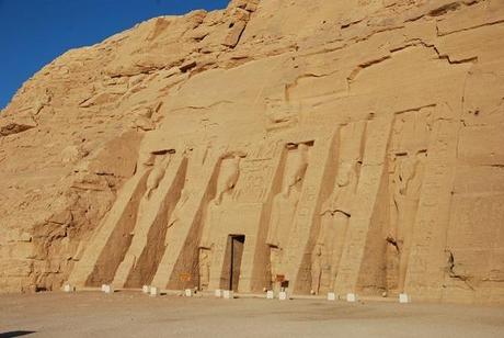 02_Morgens-allein-in-Abu-Simbel-Hathor-Tempel-Aegypten-Nilkreuzfahrt