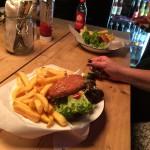 Offline Treffen in der Superbude Nürnberg – Glutenfreie Burger mit Beilagen Große Teller auf kleinen Tischen