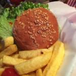 Offline Treffen in der Superbude Nürnberg – Glutenfreie Burger mit Beilagen Glutenfreie Burger mit Brötchen und Pommes