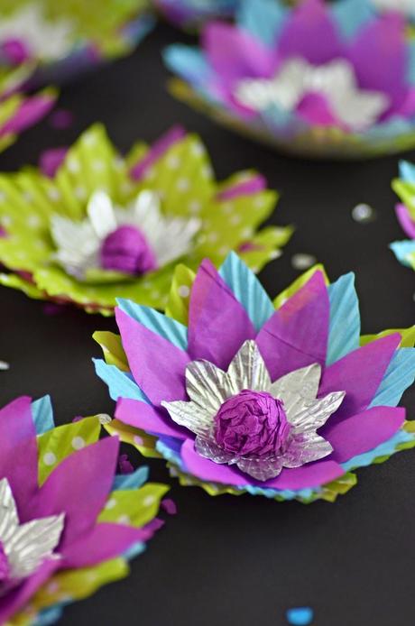 DIY Tischdeko Papierblumen aus Backförmchen