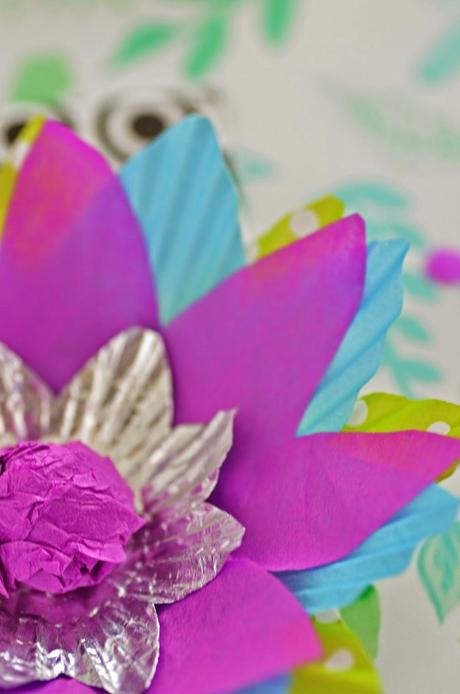 DIY Tischdeko Papierblumen aus Backförmchen