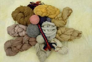 Selbstgefärbte Wolle mit Naturfarben, teils auch mit der Handspindel gesponnen und mit der Brettchenwebmethodezu Bändern gewebt  Quelle: Miriam Schaefer