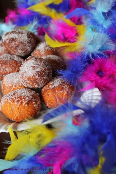 Quarkbällchen mit Marmelade bunte Federboa Himbeerprinzesschen Foodblog Karneval