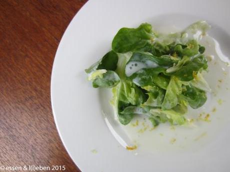 grüner Salat mit süßem Dressing