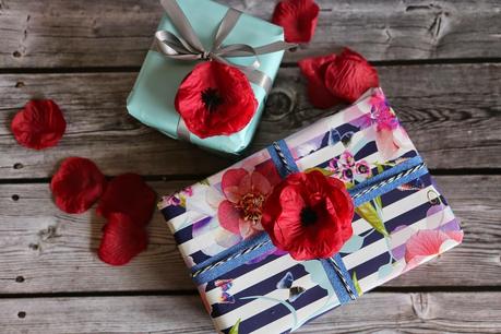 DIY-Serie Geschenke liebevoll verpacken | Frühlingshafte Mohnblumen aus Valentinstagsresten