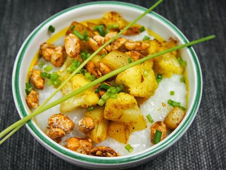 Reisbrei mit Blumenkohl-Kohlrabi-Gemüse und Curry-Erdnüssen