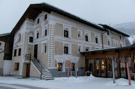 Aussenansicht des Hotels beim Eindunkeln