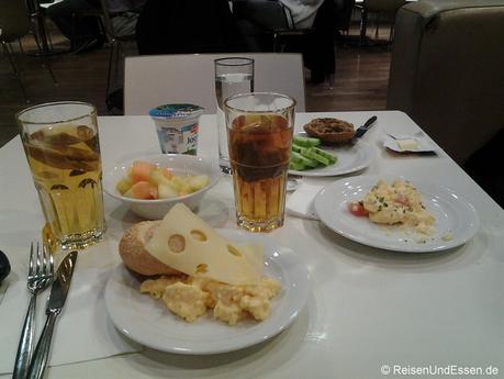 Frühstück in der Lufthansa Lounge in München