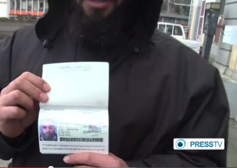 Der Vater der Kinder zeigt seinen Reisepass (Foro: Screenshoot Youtube, PressTV )