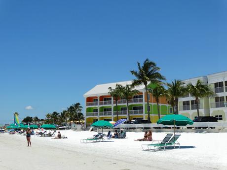 Knallbuntes Hotel am Strand von Fort Myers